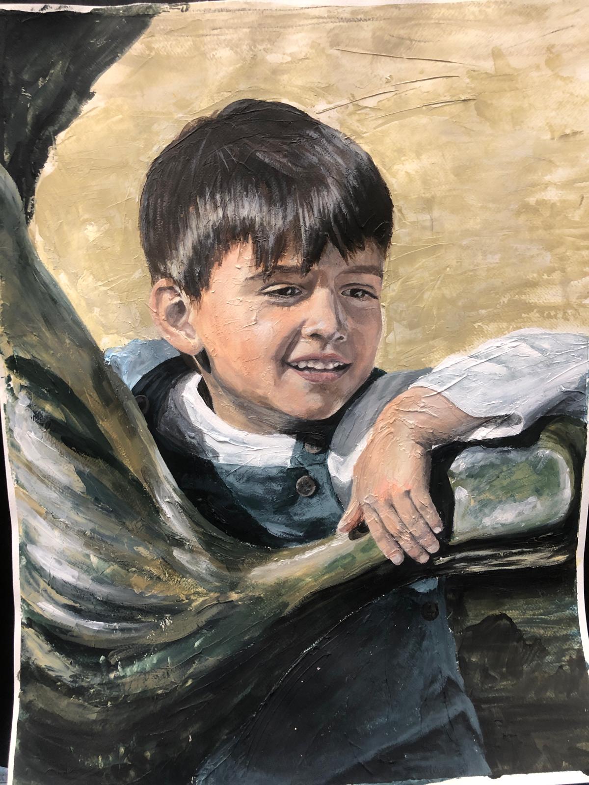 Portret van een jongen leunend tegen een bronzen beeld